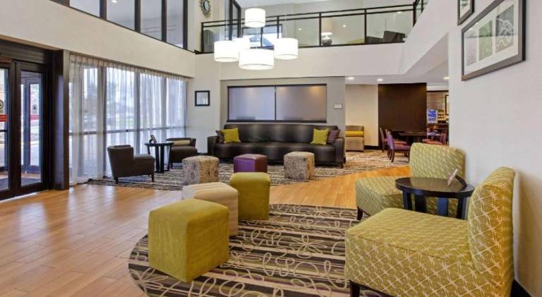 La Quinta Inn & Suites by Wyndham Detroit Metro Airport — photo 2