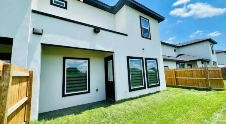 Spacious house | Pets are welcome in McAllen, TX