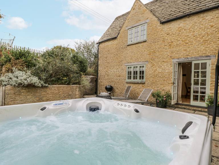 Family-oriented cottage with barbeque, garden & jacuzzi | Pets allowed in Gloucester