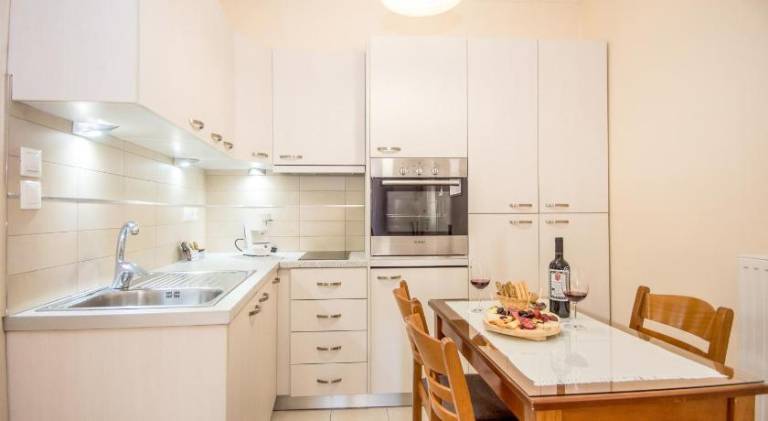 Serviced apartment with patio & garden | Pet-friendly — photo 5