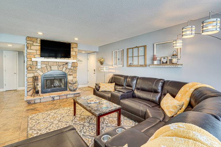 3 Mi to Boat Ramp: Osage Beach Condo w/ Grill! — photo 2
