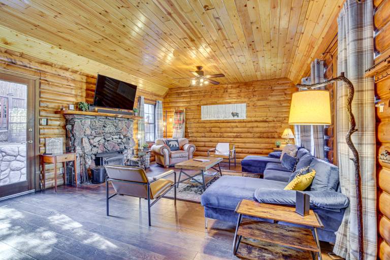 Hot Tub, Grill & Fire Pit: Cabin in Big Bear Lake — photo 4