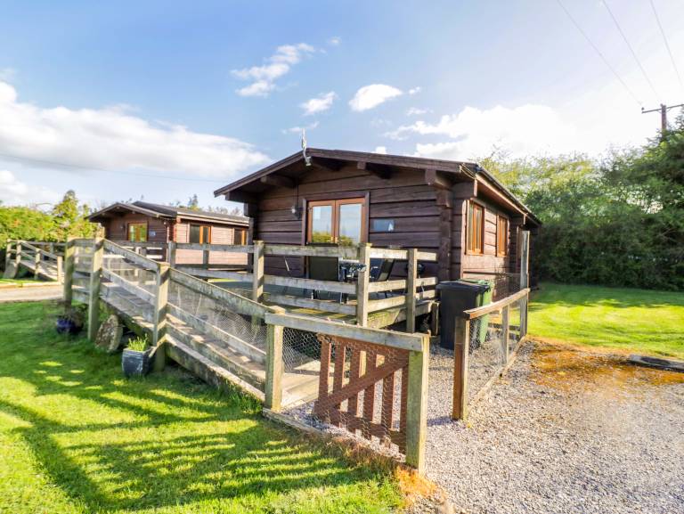 Cottage with yard & grill in Evesham