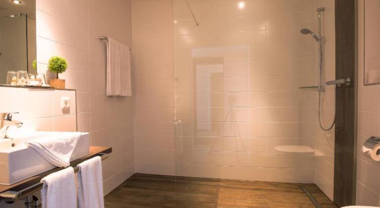Serviced apartment with yard — photo 4