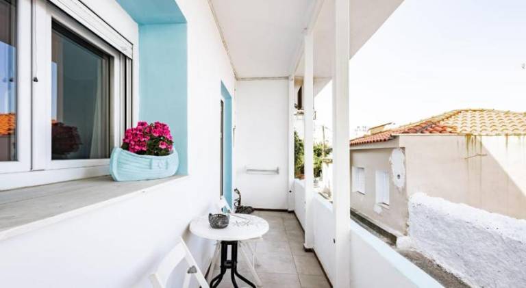 Rental apartment with patio — photo 3