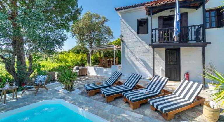 Villa with pool in Skiathos