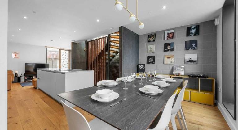 Luxury Canal St Villa with Free Parking — photo 3