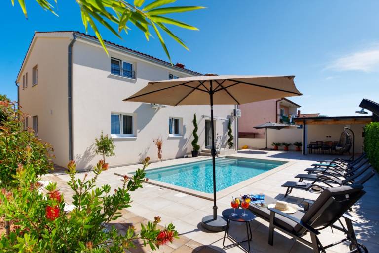 Villa with yard, private pool & grill in Pula