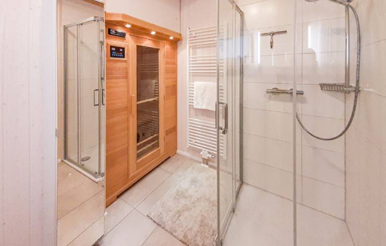 Kuschelhaus - Infrared Sauna, Bathtub, Fireplace, Terrace, Parking, 3 Smart TVs — photo 5