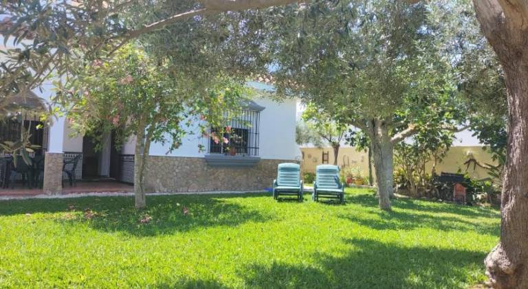 Fully equipped charming vacation home with patio, garden & grill | Pet-friendly in Chipiona
