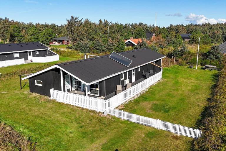 Vacation home with grill, patio & jacuzzi in Harboore