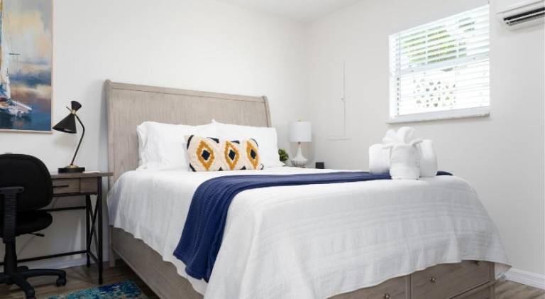 Cozy and Comfortable One Bedroom Efficiency! 5 Blocks to the Beach! — photo 2