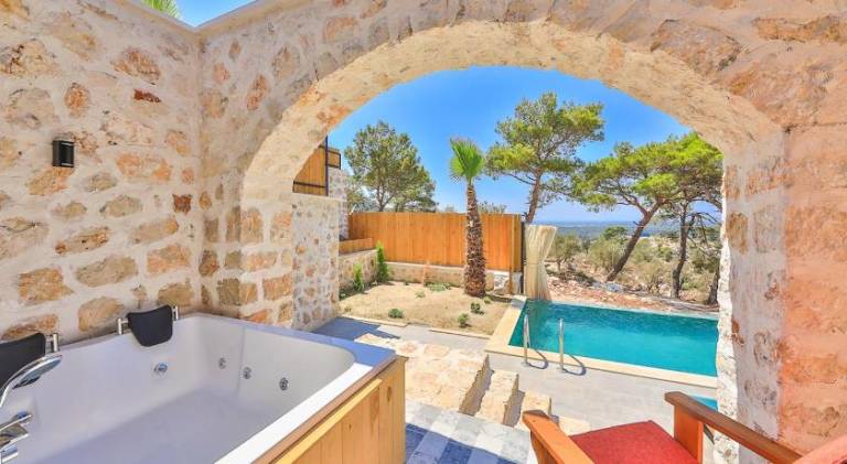 Beautiful vacation home with pool & jacuzzi | Pets allowed — photo 4