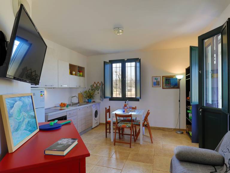Rental apartment with BBQ, patio & yard — photo 3