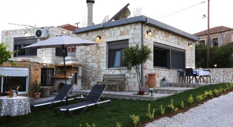 Vacation home with terrace, barbeque & yard — photo 5