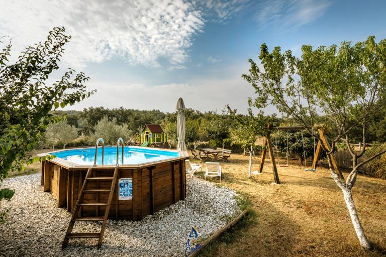 Fully equipped villa with BBQ, hot tub & yard | Pool view | Pets are welcome — photo 4