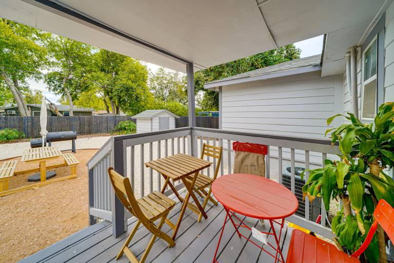 1 Mi to Frost Bank Center Home w Deck Grill