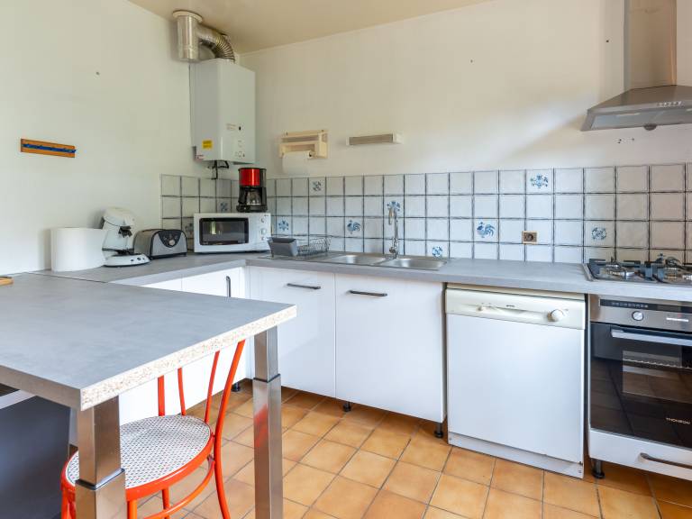 Spacious Landaise Home in Arcachon - 4 Bedrooms, Large Terrace, BBQ, Near Beaches and Nature Activities — photo 5