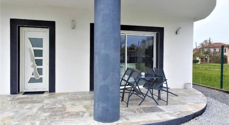 House with pool — photo 5