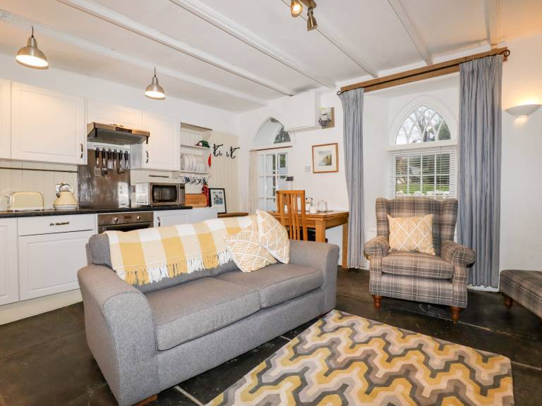 Cottage with yard | Beach view | Pets allowed — photo 4