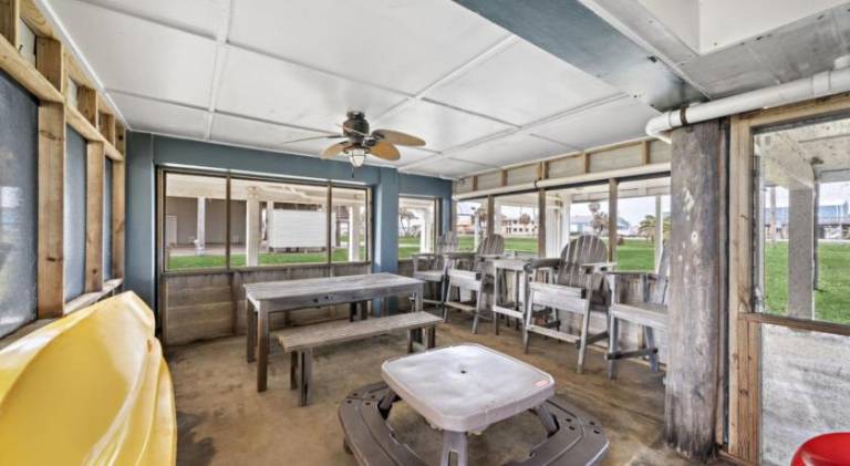 Beach bungalow with stunning ocean views and huge deck just steps away from the beach — photo 4