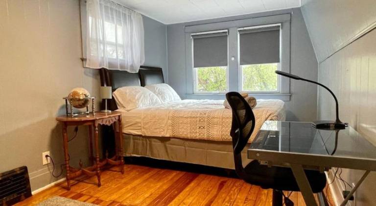 3 bdrm Niagara Falls Home Air Conditioning Hot Tub Parking in Niaga