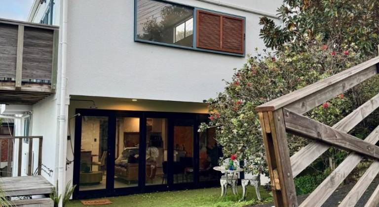 Sandy Toes & Netflix Nights, Relaxing Auckland Retreat in Auckland