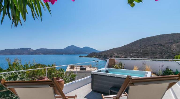 Fully equipped lovely vacation home with terrace, hot tub & garden | Close to the beach | Dogs allowed in Milos