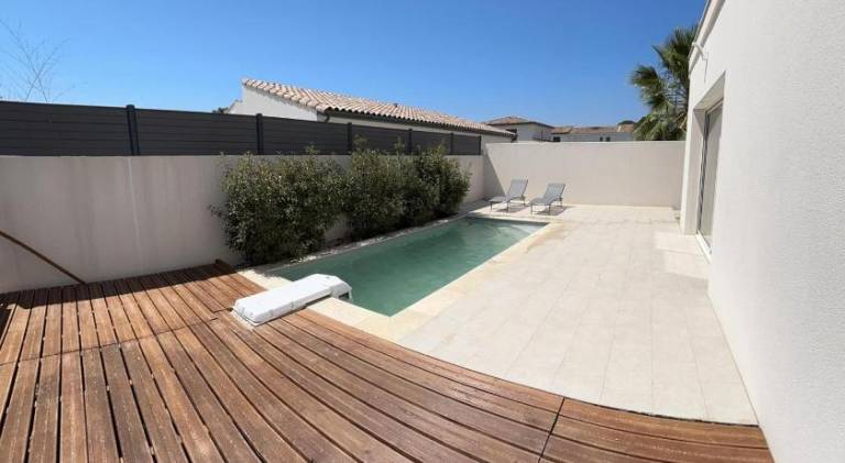 Villa with pool — photo 4
