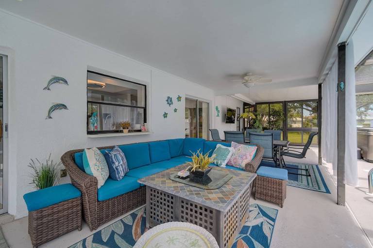 Fully equipped house with private pool, barbeque & hot tub | City view | Pet-friendly — photo 5