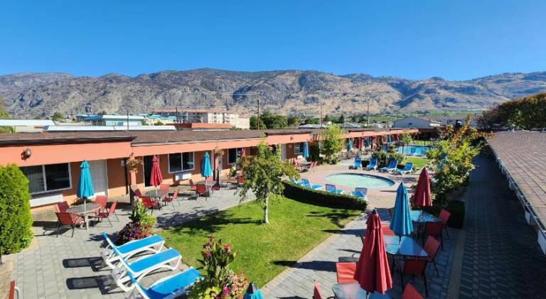 Sahara Courtyard Inn & Suites Osoyoos — photo 4