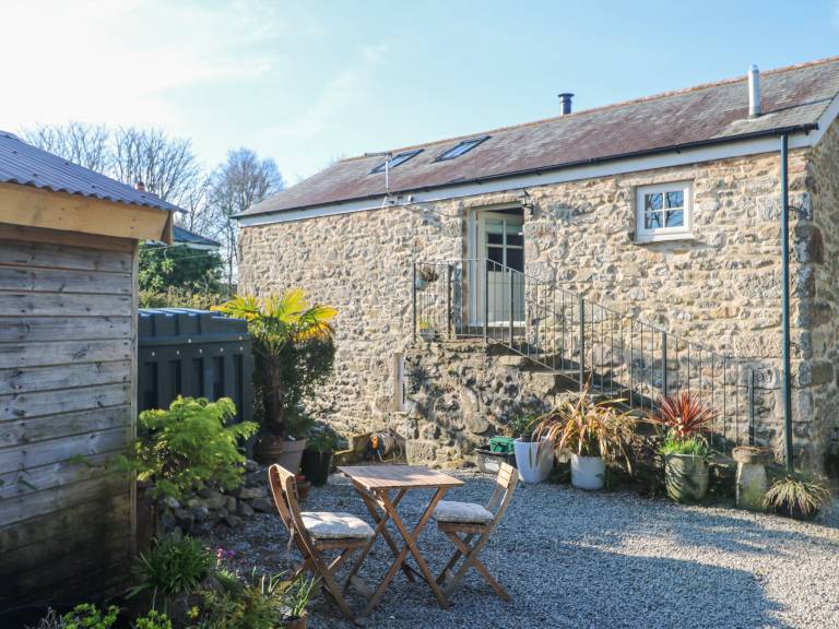 Charming cottage with garden & barbeque | Pet-friendly in Cornwall, ON