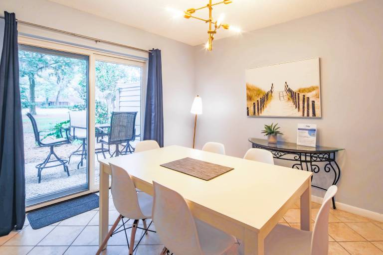 Condo with pool & barbeque — photo 3