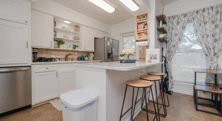 Charming vacation home with hot tub | Pets allowed — photo 5