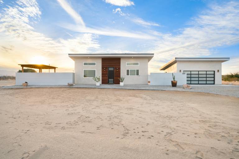 Sun Oro Joshua Tree - Hot Tub, BBQ, Fire Pit & Gameroom - A Private Desert Oasis in San Bernardino, CA