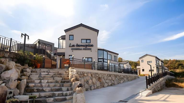 Gyeongju La Familia Pool Villa in Gyeongju