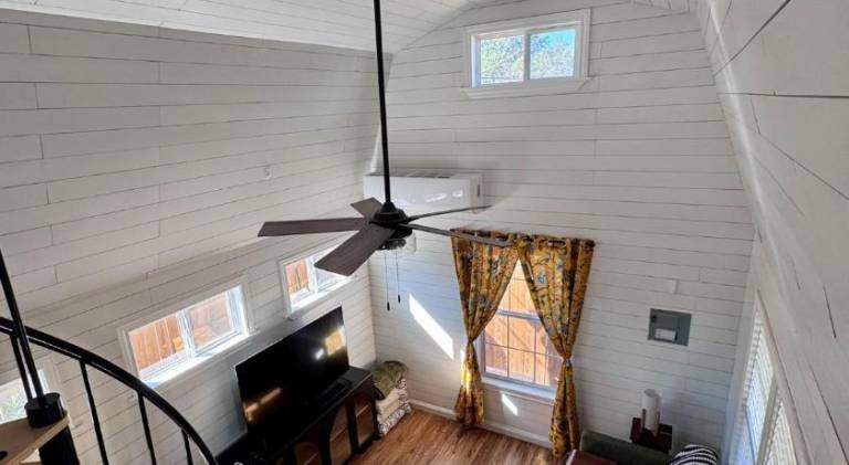 Cute Barn Guesthouse - Minutes from Downtown and major Attractions in San Antonio, TX
