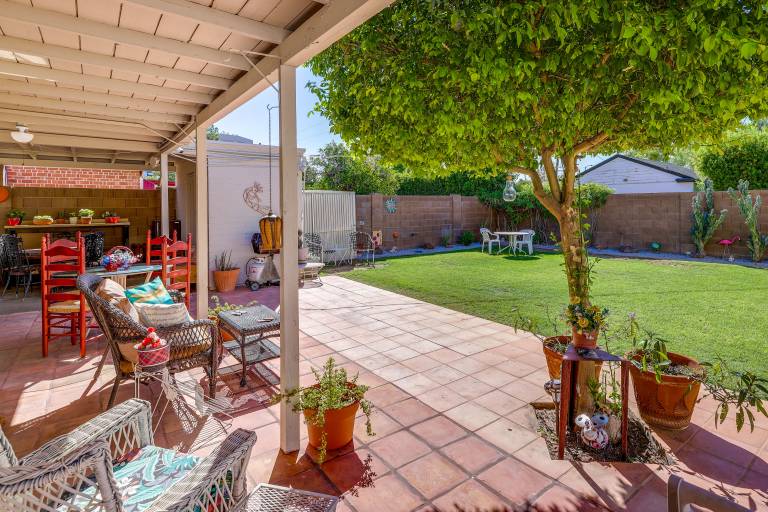 1 2 Mi to Light Rail Midtown PHX Home w Patio