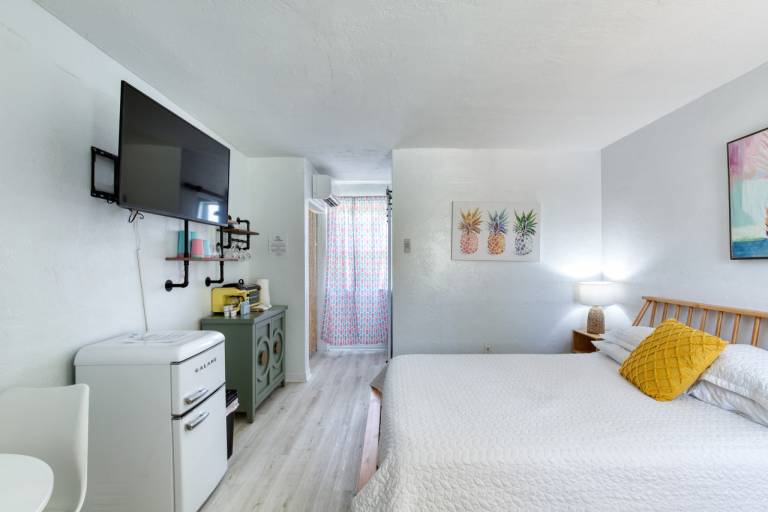 Pineapple Shores Retro Inn Unit 6