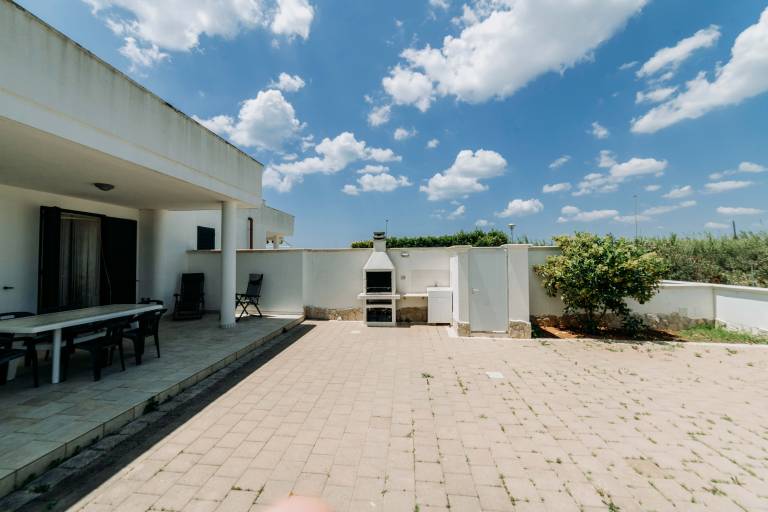 Rental apartment with barbecue & garden in Salve