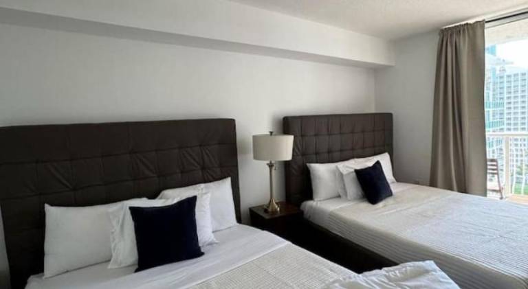 Apartment with hot tub & pool in Miami, FL