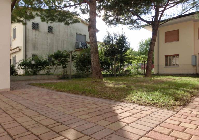 Rental apartment with yard — photo 3