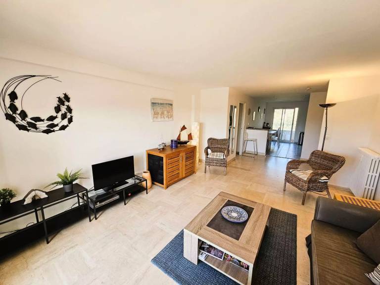 Holiday apartment with yard & patio — photo 5
