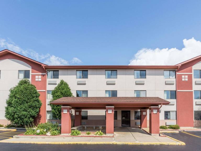 Super 8 By Wyndham St. Charles — photo 2