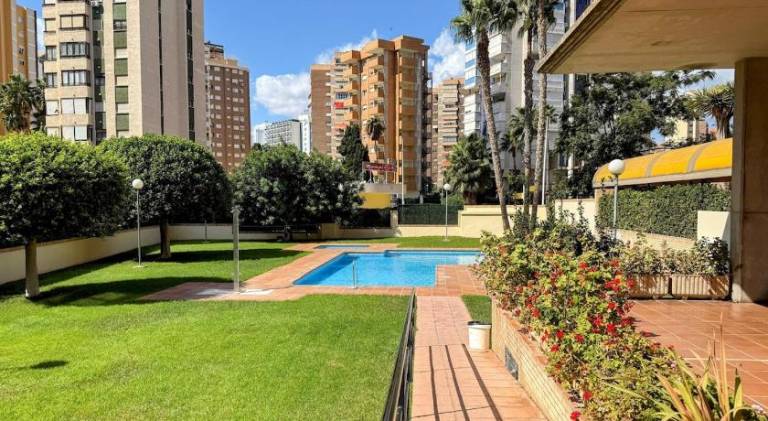 Apartamento con Vistas al Mar y Parking Cubierto in Benidorm