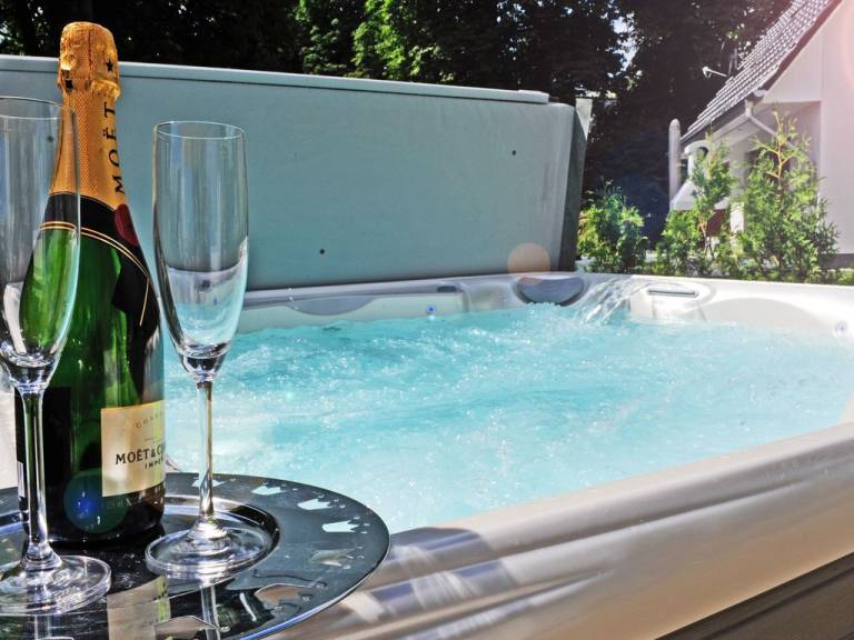 Ferienhaus mit Hund in Untergöhren, Mecklenburgische Seenplatte, Deutschland