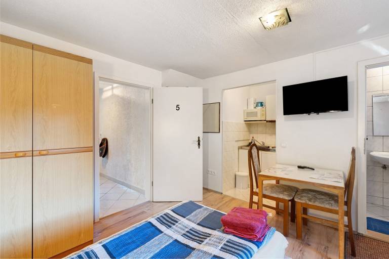 Apartment '5' with Kitchenette and Shared Outdoor Terrace — photo 5