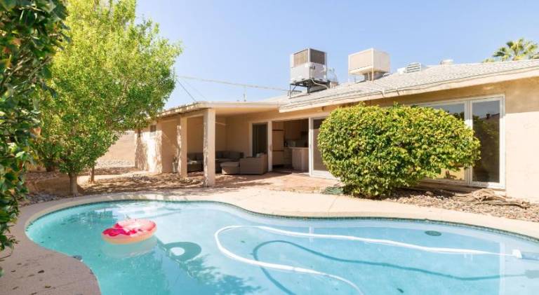 House with pool — photo 4