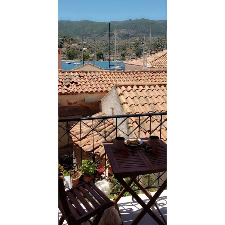 House  Poros