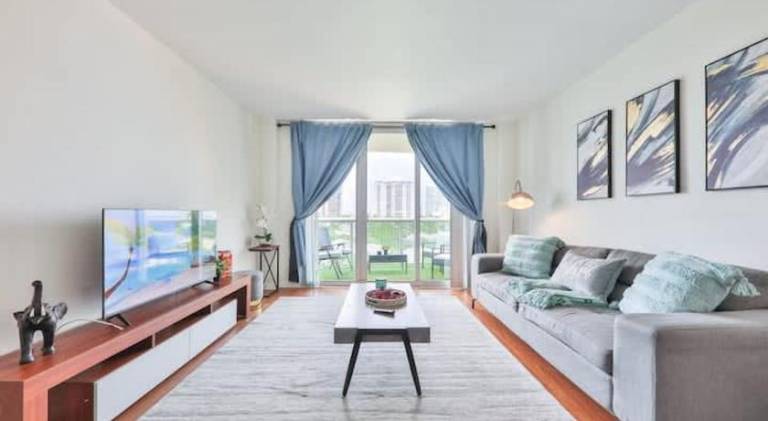 Apartment with pool in Aventura, FL